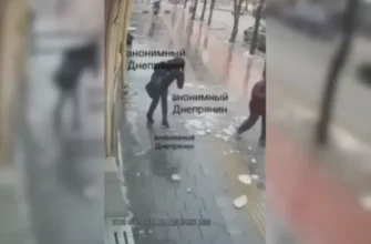 Людей врятували лічені сантиметри: У Дніпрі величезна бурулька ледь не призвела до трагедії (відео)