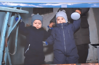 Малюки-близнюки, які пішки йшли на 7 поверх, стали зірками Мережі: що про них відомо