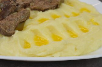 Пюре стає “клейстером” через цю помилку: які 2 продукти НЕ можна кидати у картоплю