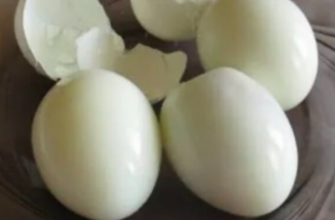 Не сіль, не “дірочка” голкою, не крuжана вода: 1 трюк перед варкою, і навіть найсвіжіші яйця легко чистяться