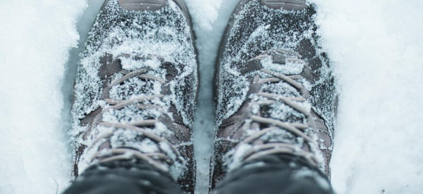 Ботинки ковзали як на ковзанці: клею на підошву 2 смужки – і зчеплення дай Боже. Дякую газеті за лайфхак