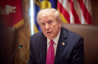 Президент США пригрозив Макрону митами у 200% на шампанське, якщо той не піде в Раду миру