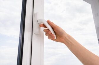 Ручка не закривається до кінця: як відремонтувати пластикове вікно, щоб з нього не дуло холодом