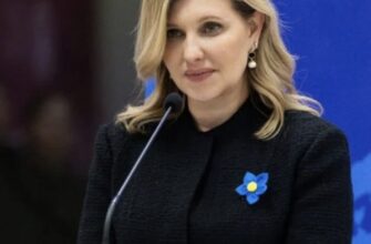 У чорному вбранні і з синьо-жовтою квіткою: Олена Зеленська під час робочого візиту до Литви