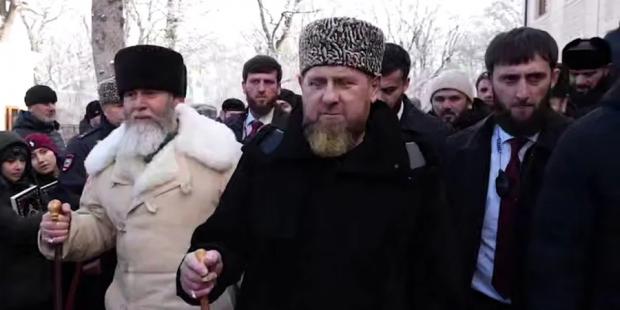 Таким його бачать не вперше: Кадиров показався на публіці з тростиною після повідомлень про свою госпіталізацію (фото) Таким його бачать не вперше: Кадиров показався на публіці з тростиною після повідомлень про свою госпіталізацію (фото)