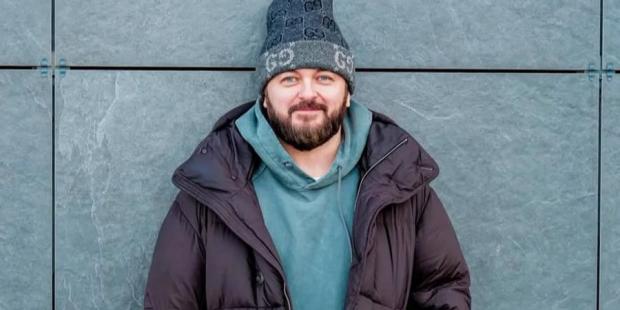 “То я і мій дзідзьо”: Відомий український співак поділився архівним фото з дідусем і пояснив походження свого псевдоніму “То я і мій дзідзьо”: Відомий український співак поділився архівним фото з дідусем і пояснив походження свого псевдоніму