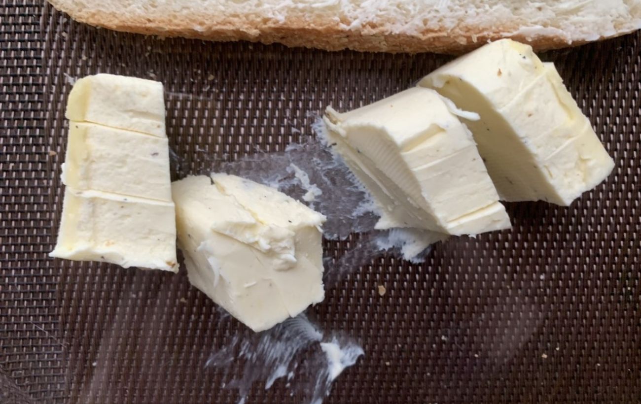 Експерти розповіли, як відрізнити справжнє вершкове масло від підробки. Фото: скріншот з YouTube Експерти розповіли, як відрізнити справжнє вершкове масло від підробки. Фото: скріншот з YouTube