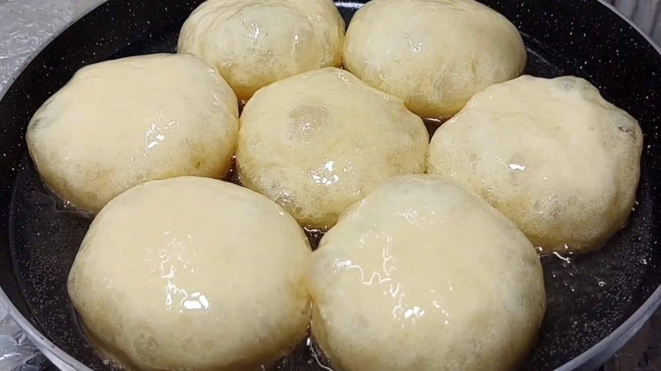 Рецепт смачних і пухких картопляних пончиків на сковороді