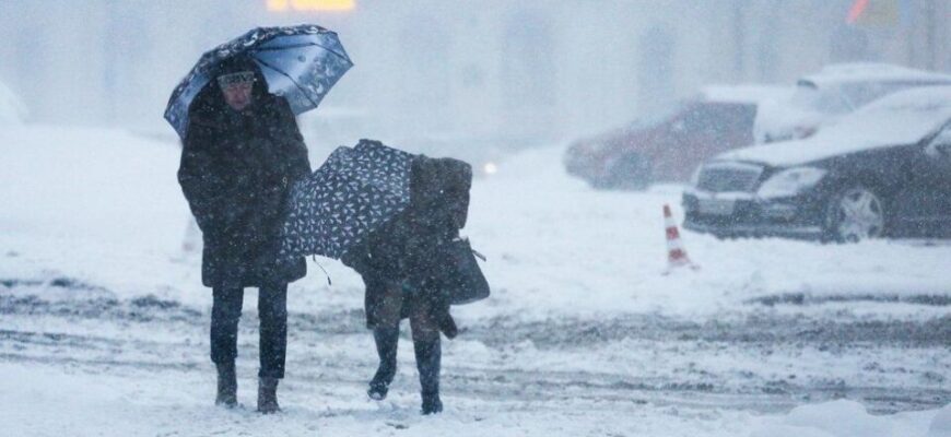 Сунуть хуртовини та сильні дощі: В Україні різко погіршиться погода