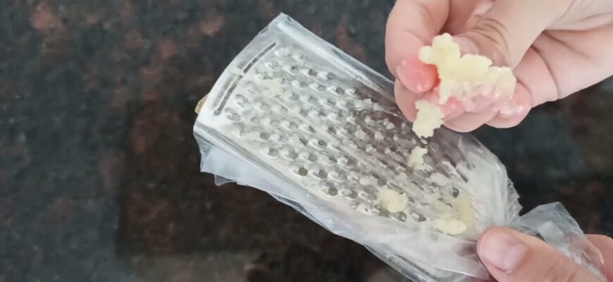 Натягую пакет на тертку перед тим, як терти часник: помила за 10 секунд – для тих, хто ненавидить це діло Натягую пакет на тертку перед тим, як терти часник: помила за 10 секунд – для тих, хто ненавидить це діло