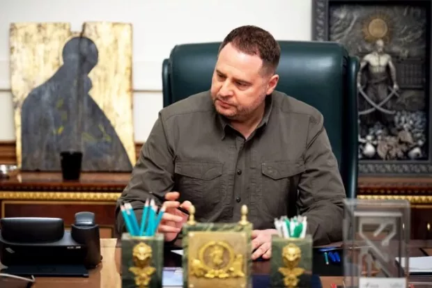 А ми ще дивувались, звідки у Єрмака з його двома класами освіти такий вплив на президента. А от воно що… – Фурса