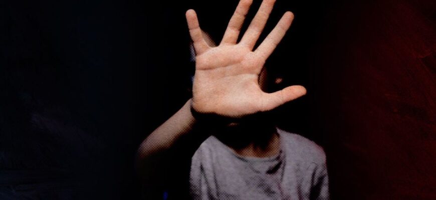 Крики за зачиненими дверима: у Івано-Франківську поліція та сусіди врятували дітей від матері Крики за зачиненими дверима: у Івано-Франківську поліція та сусіди врятували дітей від матері