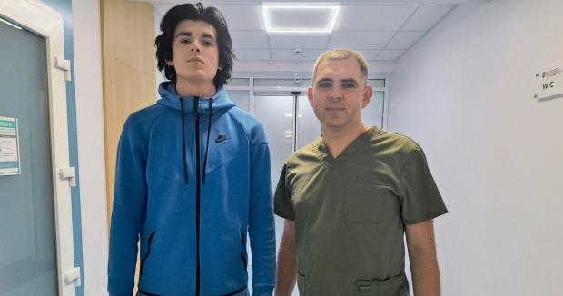 Кинувся назустріч вибуху: Історія 17-річного хлопця, який намагався врятувати поліцейську під час теракту у Львові Кинувся назустріч вибуху: Історія 17-річного хлопця, який намагався врятувати поліцейську під час теракту у Львові