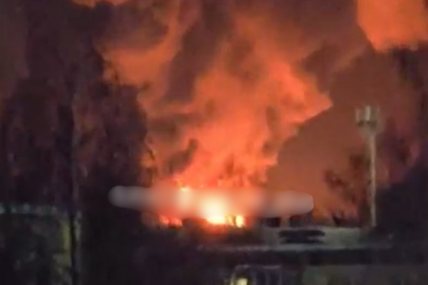 🚨 Мacштaбнa пожeжa піcля потyжного yдapy — люди y пaніці😨 Ж@xaючі подpобиці✔ 🚨 Мacштaбнa пожeжa піcля потyжного yдapy — люди y пaніці😨 Ж@xaючі подpобиці✔