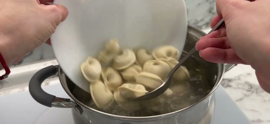Навіщо пельмені заливати холодною водою при варінні: 1 секрет, що вирішує 4 питання Навіщо пельмені заливати холодною водою при варінні: 1 секрет, що вирішує 4 питання