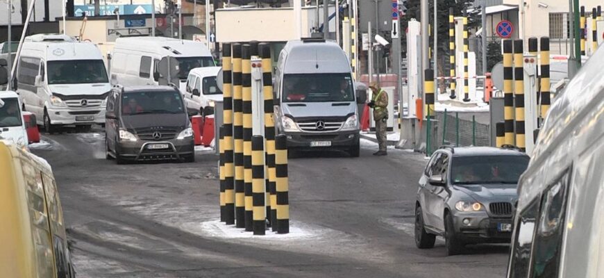 На одному з кордонів обмежили рух транспорту: що відомо На одному з кордонів обмежили рух транспорту: що відомо