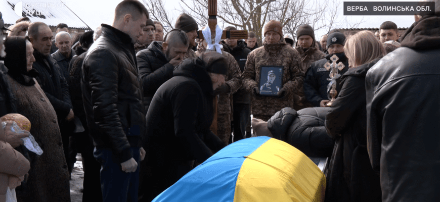 Не встигла забрати весільне відео: на Волині попрощалися з патрульною, загиблою під час теракту у Львові Не встигла забрати весільне відео: на Волині попрощалися з патрульною, загиблою під час теракту у Львові