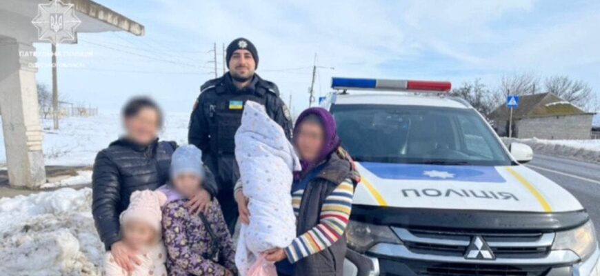 Після пологів сім’я з немовлям пішки добиралася до віддаленого села у негоду: відео Після пологів сім’я з немовлям пішки добиралася до віддаленого села у негоду: відео