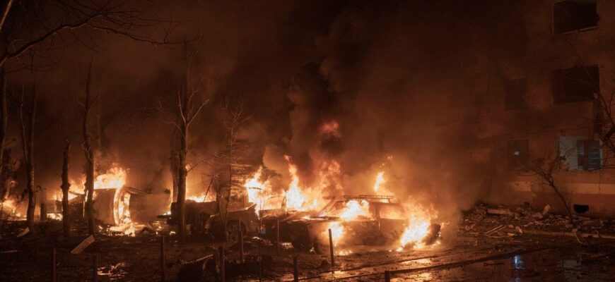 Росіяни вгатили по Краматорську – рятувальники показали жахливі кадри