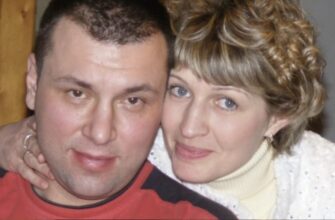 Леся лежала у ванній та з телефону спостерігала, чим займається чоловік у цей час. З різних камер стеження в різних кімнатах Леся спостерігала, як чоловік, 36-річний Семен, навшпиньки бігав з однієї кімнати в іншу. Спочатку він підійшов до дверей ванної кімнати і приставив вухо до дверей. Почувши աум води, Семен побіг у спальню