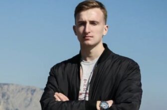 Мама практично не брала участі у моєму житті. Народила рано, у 16 років та й кинула на бабу з дідом. Сама ж вивчилась та поїхала в Португалію на заробітки. І от недавно мама подзвонила й сказала, що приїде. Чесно, дуже здивувався, коли незнайома жінка почала називати мене сином. Та ще більше шокувало як вона виглядала. Навіть не знаю, як налагодити наше спілкування через роки…