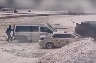 На Буковині поліція застосувала зброю, щоб зупинити авто