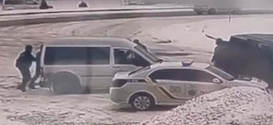 На Буковині поліція застосувала зброю, щоб зупинити авто На Буковині поліція застосувала зброю, щоб зупинити авто