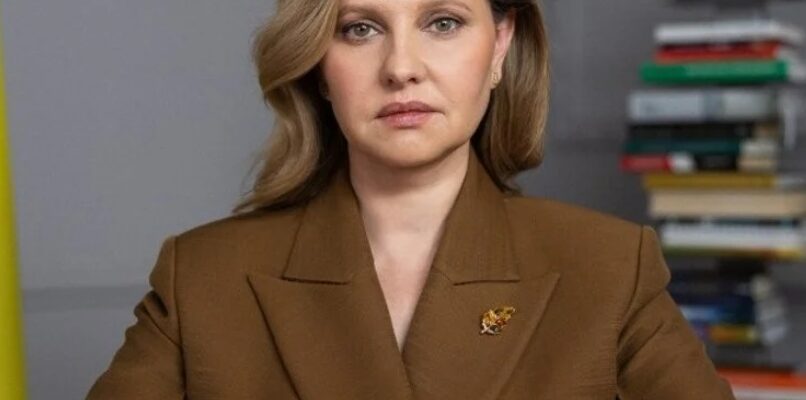 Олена Зеленська у карамельно-коричневому жакеті виступила онлайн на конференції