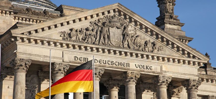 “Сімейні цінності” з присмаком нацизму: депутата засудили за скандальний плакат “Сімейні цінності” з присмаком нацизму: депутата засудили за скандальний плакат