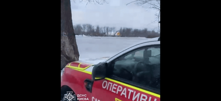 У Києві двоє людей провалилися під кригу: що відомо У Києві двоє людей провалилися під кригу: що відомо