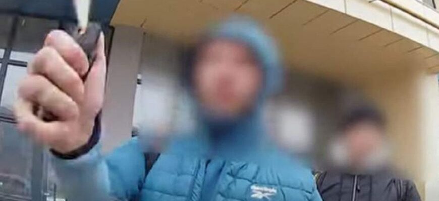 У Львові чоловік запшикав військових ТЦК перцевим балончиком: що з ним було далі (відео) У Львові чоловік запшикав військових ТЦК перцевим балончиком: що з ним було далі (відео)