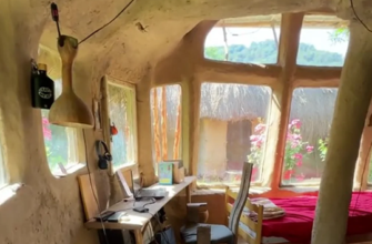 🏚️ Назад до витоків: 🏔️ українець відмовився від цивілізації та оселився в глиняній хаті в Карпатах — як він витримує люті морози? 🪵