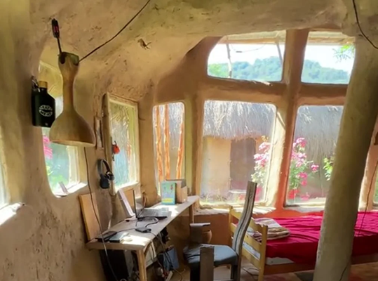 🏚️ Назад до витоків: 🏔️ українець відмовився від цивілізації та оселився в глиняній хаті в Карпатах — як він витримує люті морози? 🪵