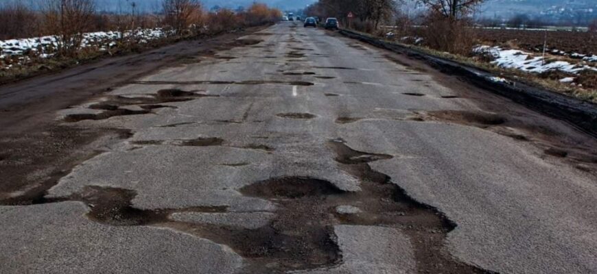 Жахлива Київ – Чоп та інші: хто платитиме за ремонт доріг, «убитих» зимою Жахлива Київ – Чоп та інші: хто платитиме за ремонт доріг, «убитих» зимою