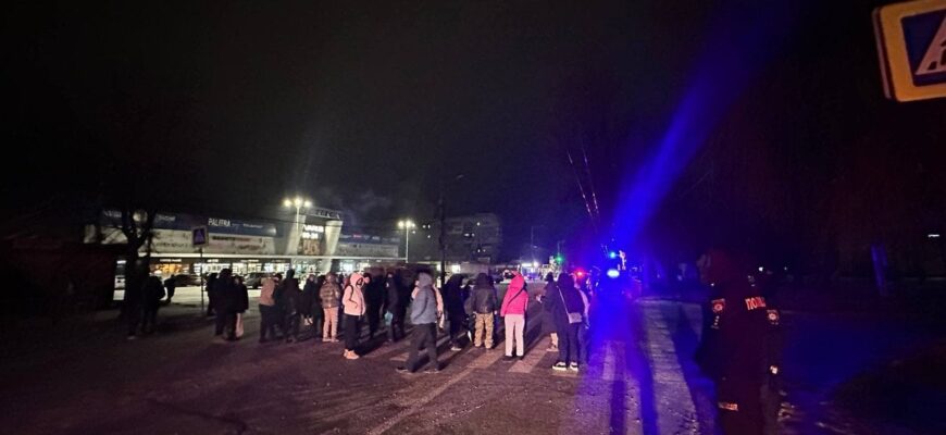 Жителі Дніпра перекрили дорогу через відключення світла: у ДТЕК відреагували