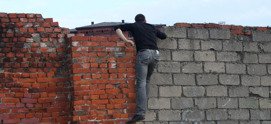В Україні заборонили високі паркани. Тепер офіційно В Україні заборонили високі паркани. Тепер офіційно