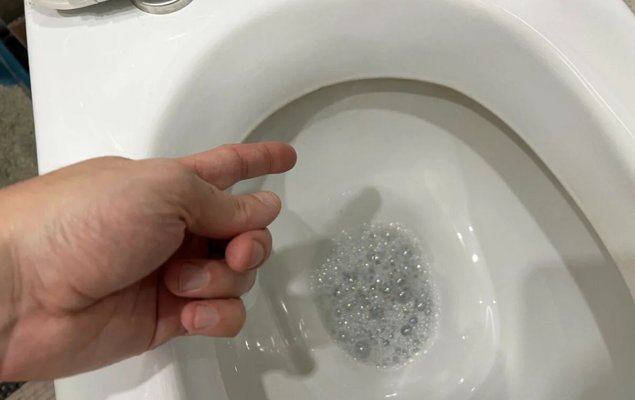 Експерти пояснили, як очистити туалет від смороду за допомогою простого лайфхаку з часником