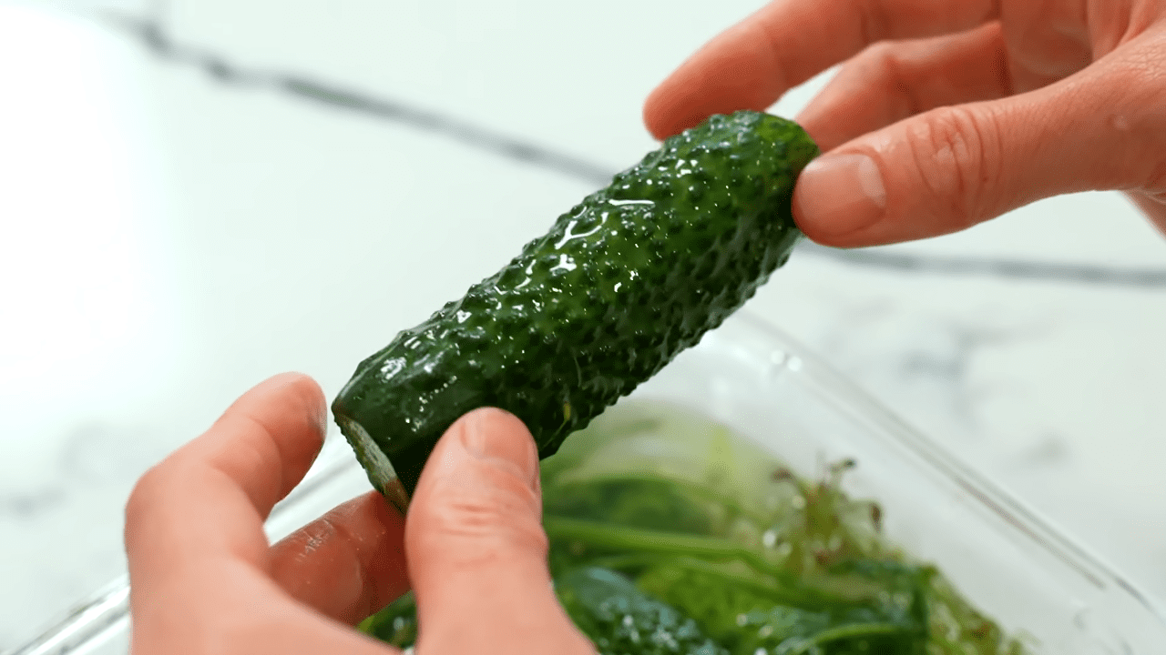 Господині розповіли, як приготувати смачні малосольні огірки на закуску