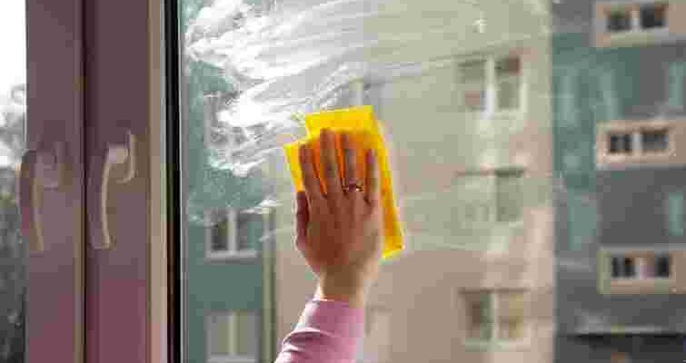 Ідеально чисті вікна після зими: як позбутися розводів на склі надовго Ідеально чисті вікна після зими: як позбутися розводів на склі надовго