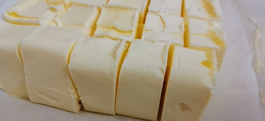 Це не масло, а суцільна пальма: кидаю 1 шматочок у склянку з окропом – і підробка спливає за 2 хвилини Це не масло, а суцільна пальма: кидаю 1 шматочок у склянку з окропом – і підробка спливає за 2 хвилини