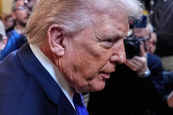 Трамп вийшов до журналістів у Білому домі з червоною плямою на шиї / © Associated Press