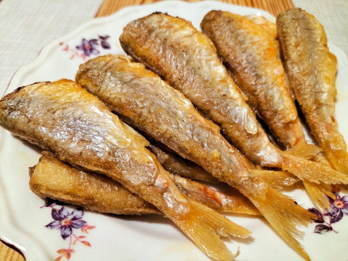 Кулінари розповіли, чи варто накривати рибу кришкою під час смаження