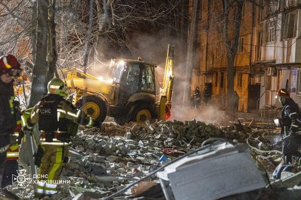 У Харкові тривають пошуково-рятувальні роботи на місці російського удару. / © Управління ДСНС у Харківській області