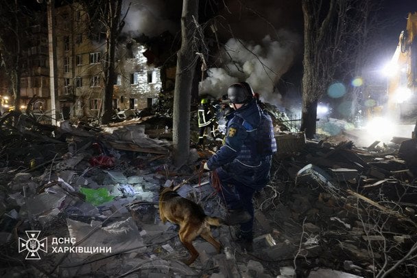 У Харкові сталося пряме влучання балістикою по багатоповерхівці у Київському районі. / © Управління ДСНС у Харківській області