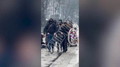 У Львові під час мирної акції невідомі кинули похоронний вінок у жінок У Львові під час мирної акції невідомі кинули похоронний вінок у жінок