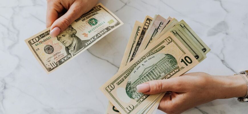 Долар для українців дорожчає: який курс тепер в обмінниках Долар для українців дорожчає: який курс тепер в обмінниках