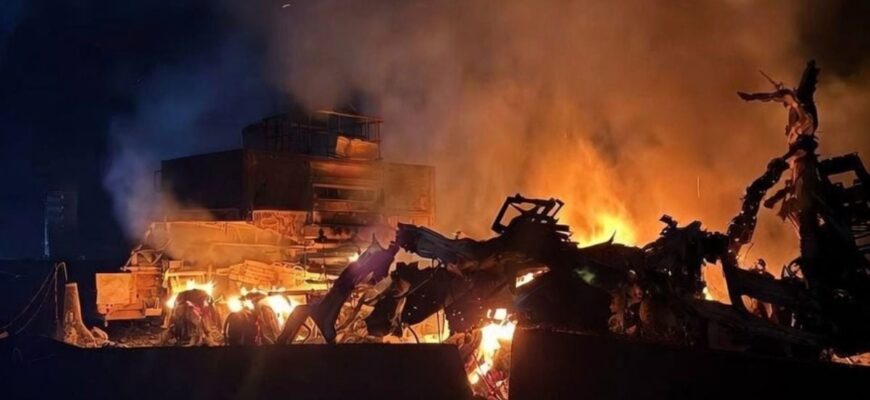 Вдарили та добили: у РФ злили кадри, що дрони ЗСУ зробили зі складом та технікою ЗС РФ у Маріуполя Вдарили та добили: у РФ злили кадри, що дрони ЗСУ зробили зі складом та технікою ЗС РФ у Маріуполя