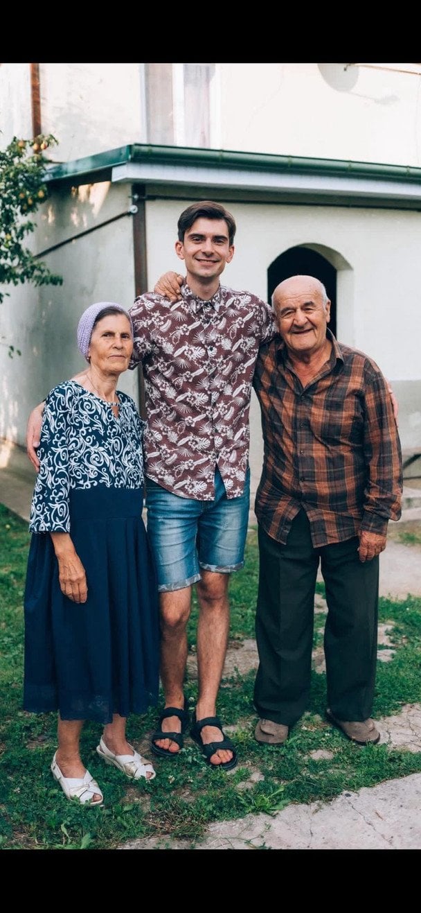 Дід Толя з онуком і дружиною / © facebook.com/vnuk.dida