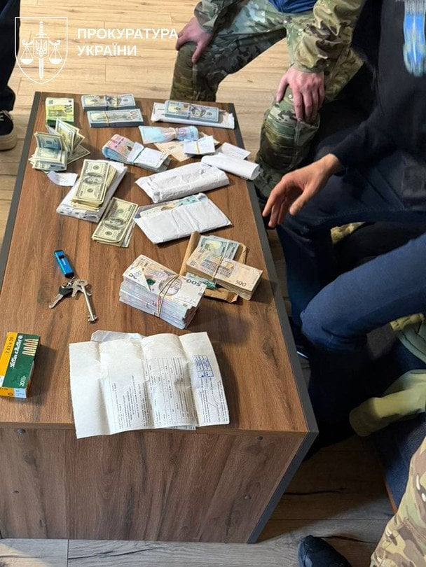 Посадовців і посередника затримали 16 березня під час отримання хабаря у розмірі 250 тисяч доларів США / © Офіс Генерального прокурора