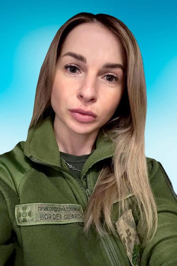 На зображенні може бути: одна або кілька осіб та світле волосся